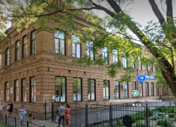 Водопад обрушился на учеников школы в Ейске 