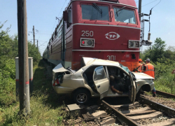 На Кубани поезд переехал иномарку, двое погибли
