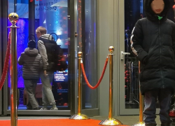 «Порезали лезвием бабушку»: на улице Красной Краснодара торгующие цветами дети нападают на туристов