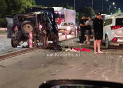 Под Новороссийском шесть машин столкнулись в жуткой аварии 