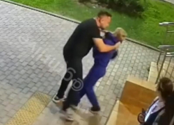 Мужчина жестко проучил 12-летнего мальчика во дворе ГМР