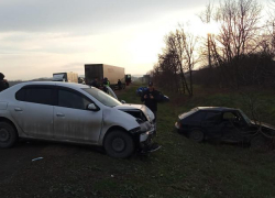 Под Краснодаром в массовой аварии столкнулись фура, эвакуатор и четыре авто