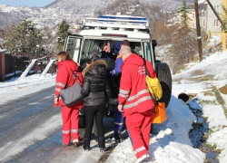 Сочинские спасатели помогают врачам добраться до больных из-за снега 