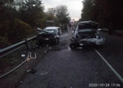 В жесткой лобовой аварии под Краснодаром пострадали пять человек