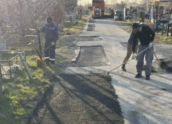 В Краснодаре в преддверии Пасхи и Радоницы отремонтируют дороги на кладбищах