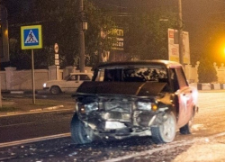 В центре Новороссийска лоб в лоб столкнулись «семерка» и иномарка