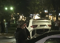 Стало известно, что делали люди с автоматами на месте ДТП с перевернувшимся авто в Краснодаре 