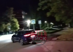 Полуголые жительницы Кубани в люке автомобиля исполнили гимн России 