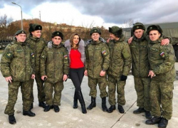 "Белоснежка и семь гномов": Анфиса Чехова погостила у "вежливых людей" в Сочи