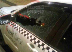 В центре Краснодара неизвестный выстрелил в машину такси