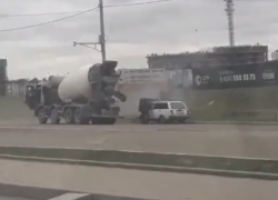 В Краснодаре прям на дороге вспыхнул автомобиль