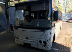 Для любителей экстремальной езды на улицы Краснодара выпустили автобус в аварийном состоянии