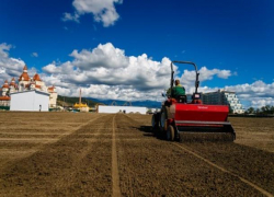 В Сочи засеяли футбольное поле первого тренировочного стадиона ЧМ - 2018