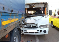 В Краснодаре автобус с 11 пассажирами врезался в стоящий грузовик