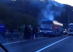 Пассажирский автобус задымился по пути из Сочи в Красную Поляну