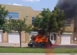 В Краснодаре напротив АЗС загорелся автомобиль