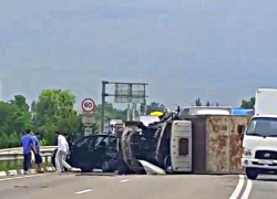 В Краснодаре водитель BMW X5 перевернул фуру