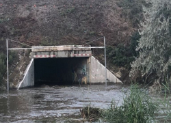В Анапе ливень затопил тоннель под железной дорогой 