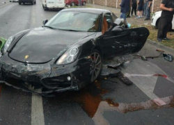 "Оранжевая жижа" растеклась под машиной "голубых кровей" после аварии в Краснодаре