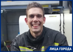 «Герой нашего времени»: пожарный Роман Евтыхов всю жизнь мечтает о сцене  