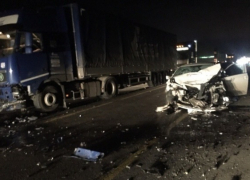 Под Краснодаром автоледи на Toyota Corolla выехала на встречку и врезалась в фуру