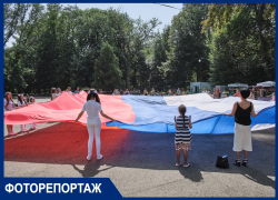 В Краснодаре развернули огромный триколор