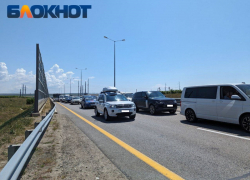 Сотни машин застряли в пробке на Крымский мост по пути на Кубань