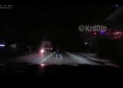 В Сочи водитель BMW насмерть сбил мужчину, переходящего дорогу в неустановленном месте