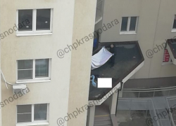 В Краснодаре 60-летний мужчина разбился, упав на козырек подъезда многоэтажки 