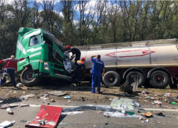 В Краснодарском крае двое водителей погибли в ДТП с тремя грузовиками