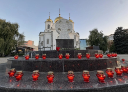 Краснодарцы зажгли свечи в память о погибших при атаке БПЛА детях