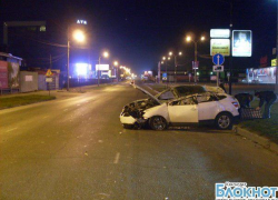 В Краснодаре автомобиль наехал на бетонную плиту и опрокинулся