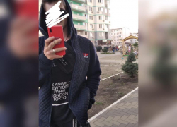 В Краснодаре подростки кинули нож с высотки в маму с грудным малышом