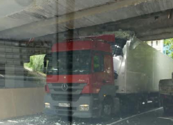 В Сочи фура застряла под мостом