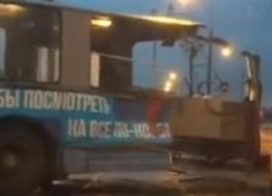 «КамАЗ» снес часть троллейбуса в Краснодаре
