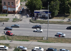  Напротив архитектурного колледжа в Краснодаре машина врезалась в забор 