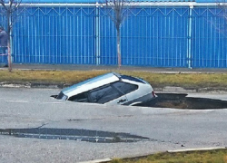 В Армавире из-за халатности ДПСников «девятка» ушла под асфальт 
