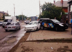  В Краснодаре автоледи на «Тойоте» устроила крупную аварию