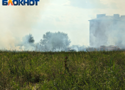 В Новой Адыгее горит поле у аквапарка