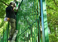 Спортплощадку в районе Чистяковской рощи Краснодара начали ремонтировать