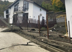 Из-за дождей на трассе Джубга-Сочи появилась огромная трещина