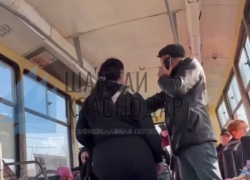 «Мать года» орала матом при ребёнке и набросилась на кондуктора трамвая в Краснодаре