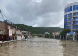 На трассе А-147 Джубга-Сочи перекрыто движение из-за подтопления, схода оползня и упавших деревьев