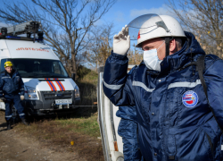 В Краснодаре подросток чуть не погиб, пытаясь вытащить из реки мяч