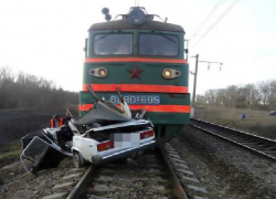 На Кубани поездом снесло «семерку»: один погиб, трое в больнице