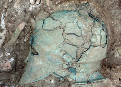 Редчайший шлем древнегреческого воина обнаружили на Тамани