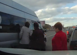 "На шаг от смерти": пешеходы на Кубани игнорируют надземные переходы и пересекают дорогу "по старинке"