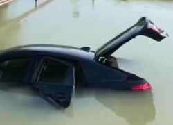 Черный BMW затопили под Краснодаром