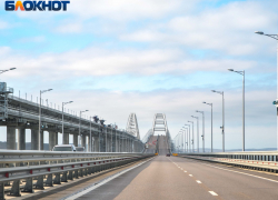 Очевидцы сообщают о звуках взрыва: экстренно перекрыли Крымский мост