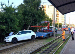 Вылетевшая на рельсы иномарка помешала краснодарцам добраться домой
